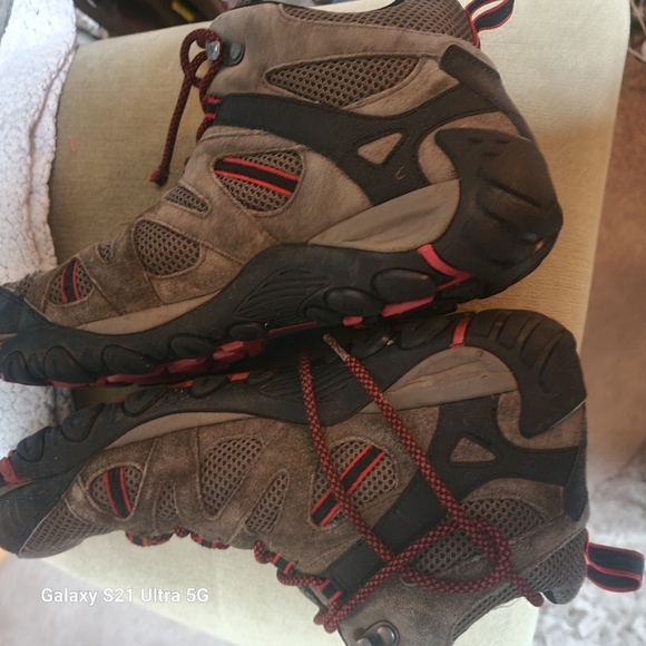 Merrell Men\'s Boots in Gray and Red